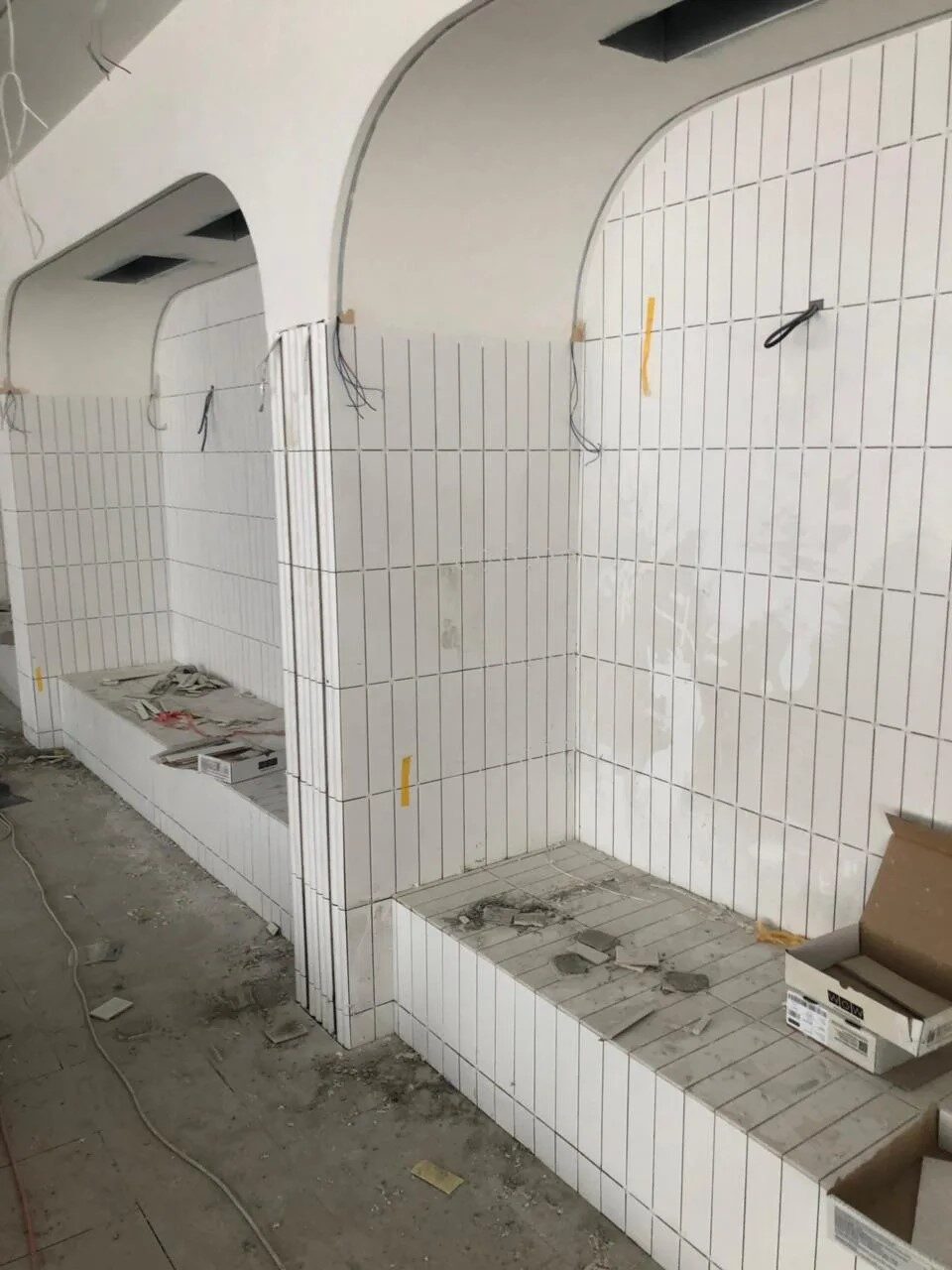 Облицовка мокрой зоны бассейна белой плиткой